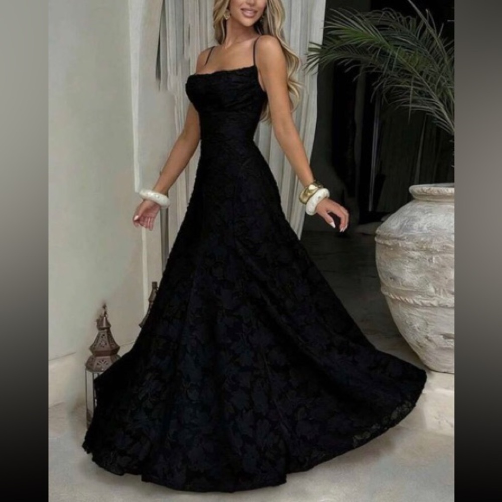 Elegant Spaghetti-Strap Black Lace Evening Dress